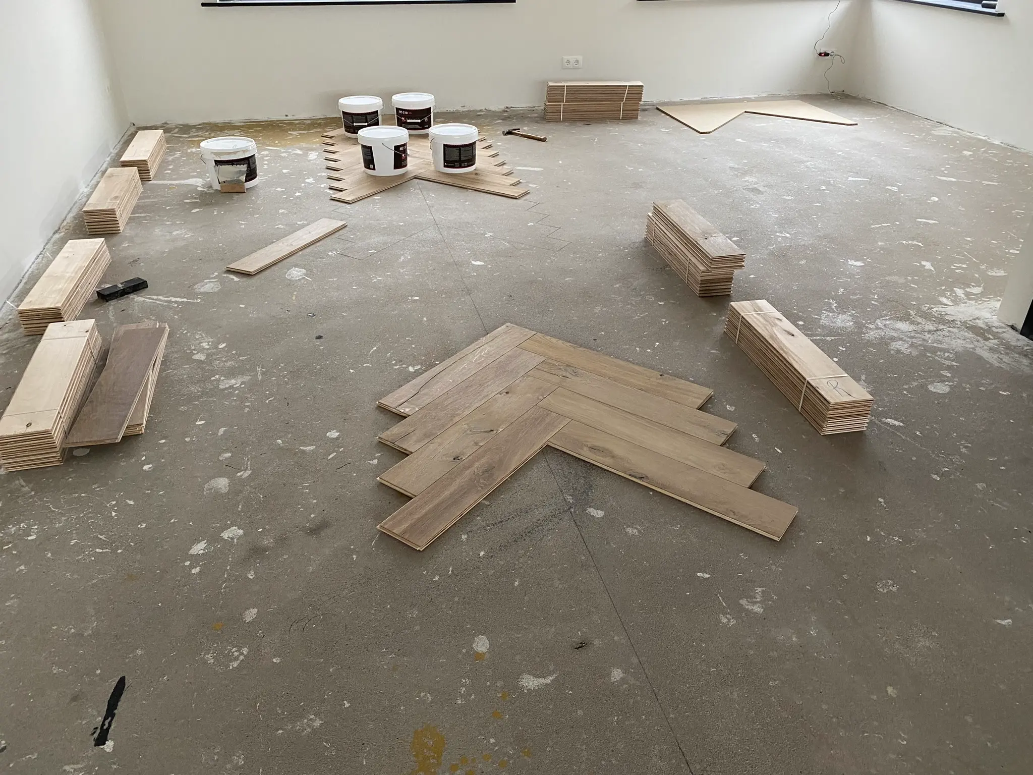 Montage houten visgraat parketvloer merk Raftwood kleur Ammazone begin maken door visser parket te rijssen