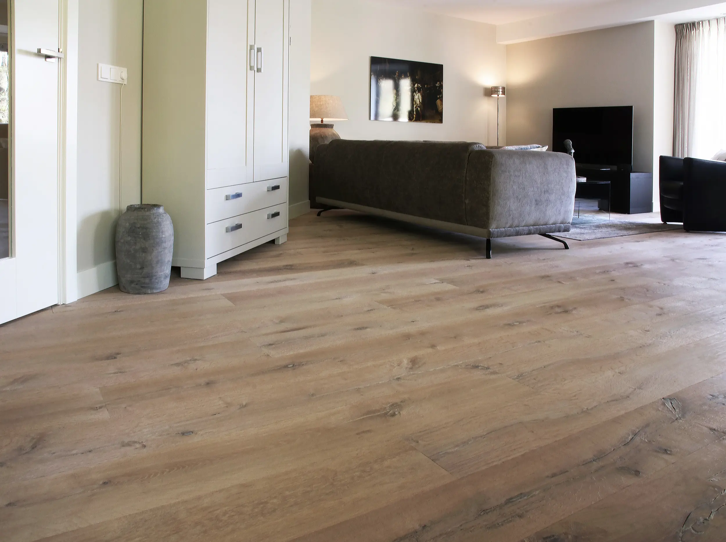 Houten vloer collectie Raftwood kleur wit geolied planken motief met bank en kast van visser parket te rijssen