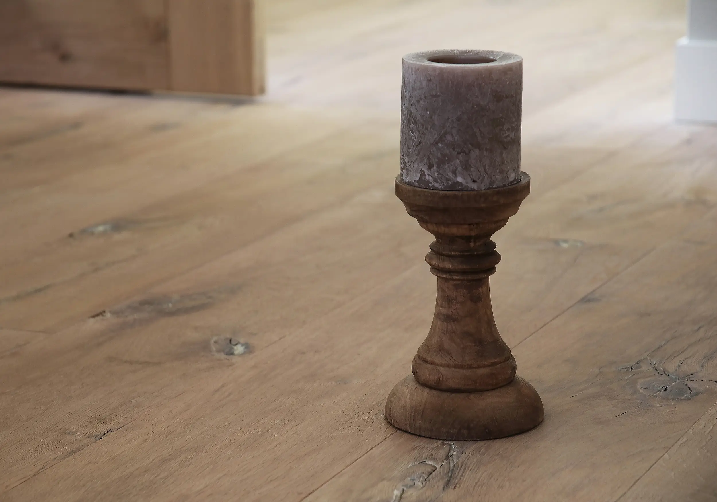 Houten vloer collectie Raftwood kleur wit geolied planken motief met kaars op Standaard van visser parket te rijssen