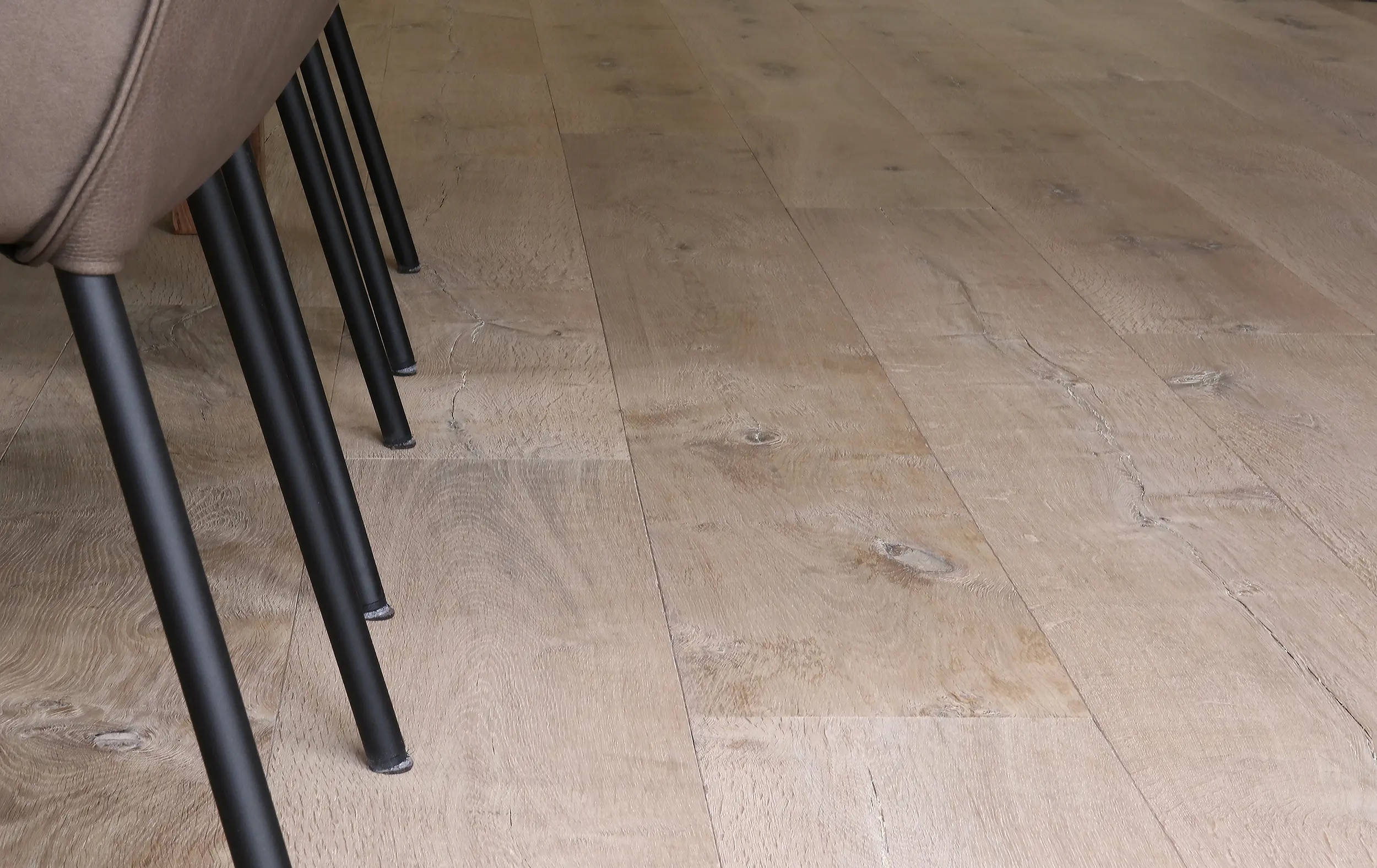 Houten vloer collectie Raftwood kleur wit geolied planken motief met stoelen van visser parket te rijssen