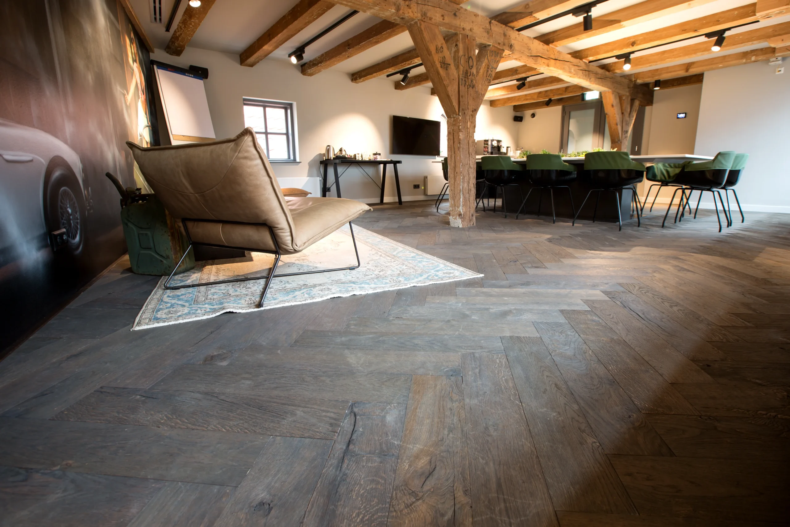 Houten vloer collectie Raftwood kleur donkerbruin geolied als visgraat motief gelegd van visser parket te rijssen