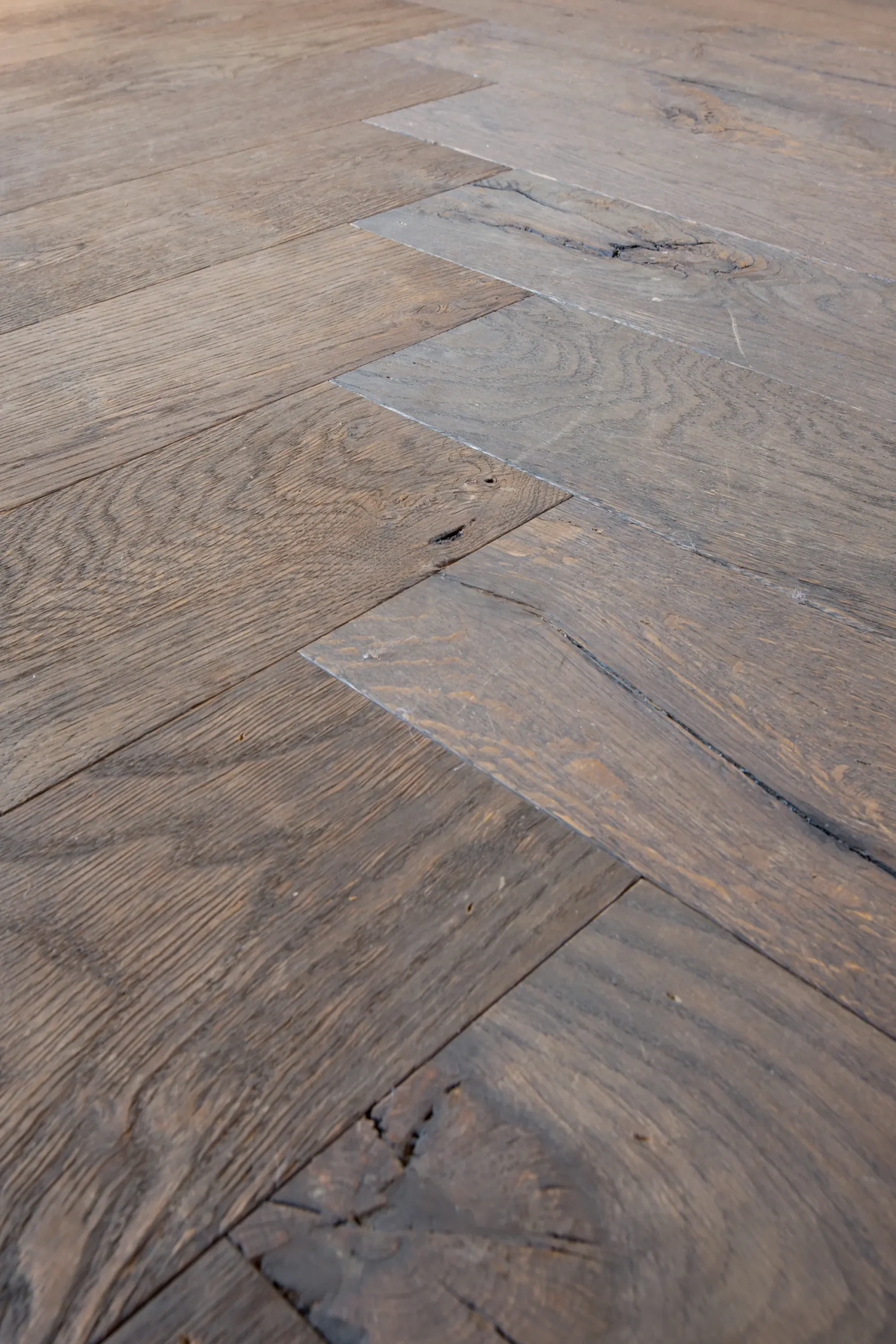 Houten vloer collectie Raftwood kleur donkerbruin geolied als visgraat motief gelegd van visser parket te rijssen