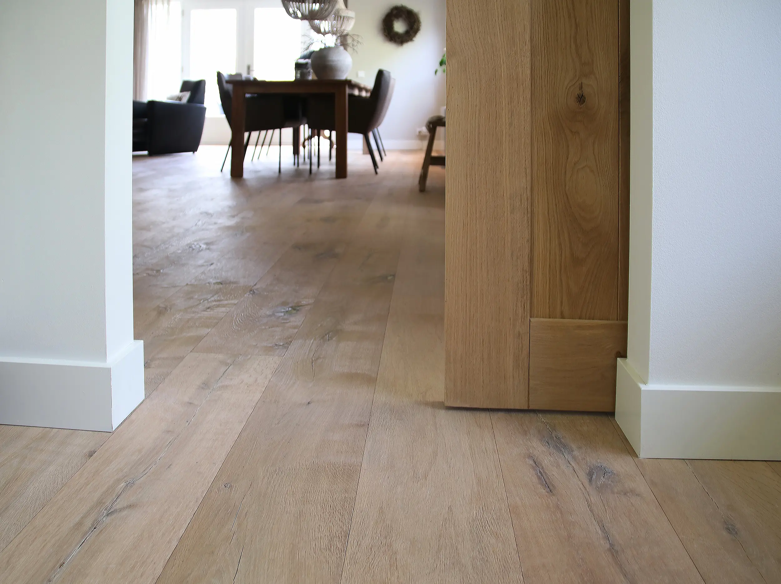 Houten vloer collectie Raftwood kleur wit geolied planken motief met schuifdeur van visser parket te rijssen
