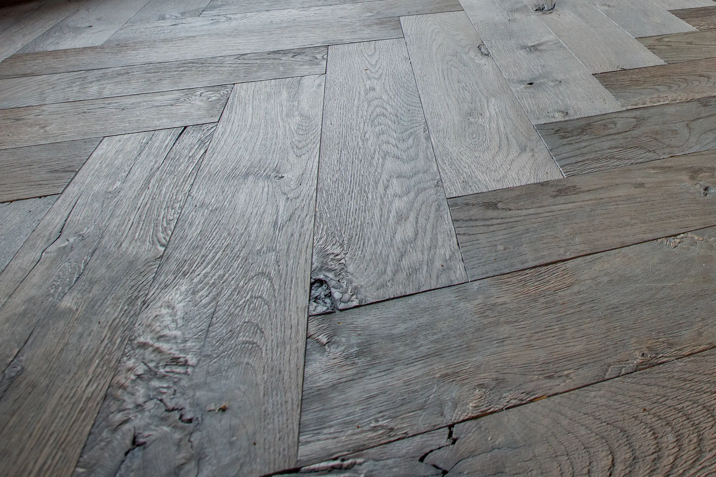 Houten vloer collectie Raftwood kleur donkerbruin geolied als visgraat motief gelegd van visser parket te rijssen
