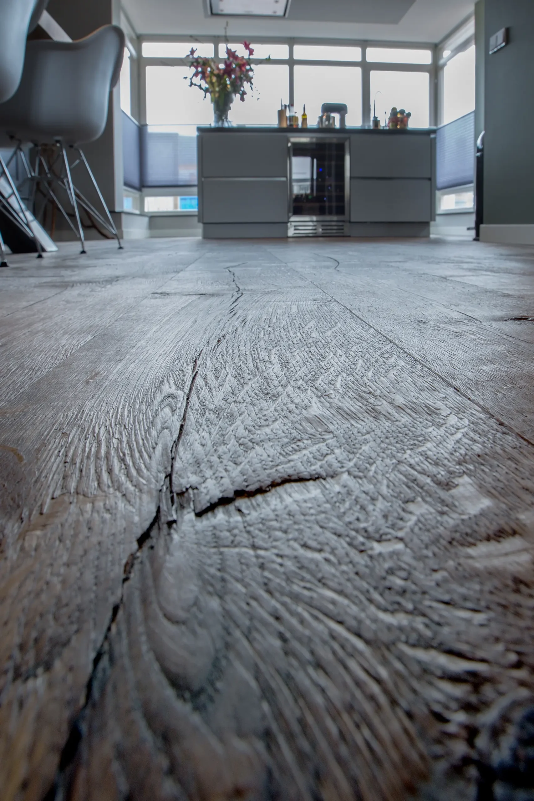 Houten vloer collectie Raftwood kleur donkerbruin close-up van visser parket te rijssen