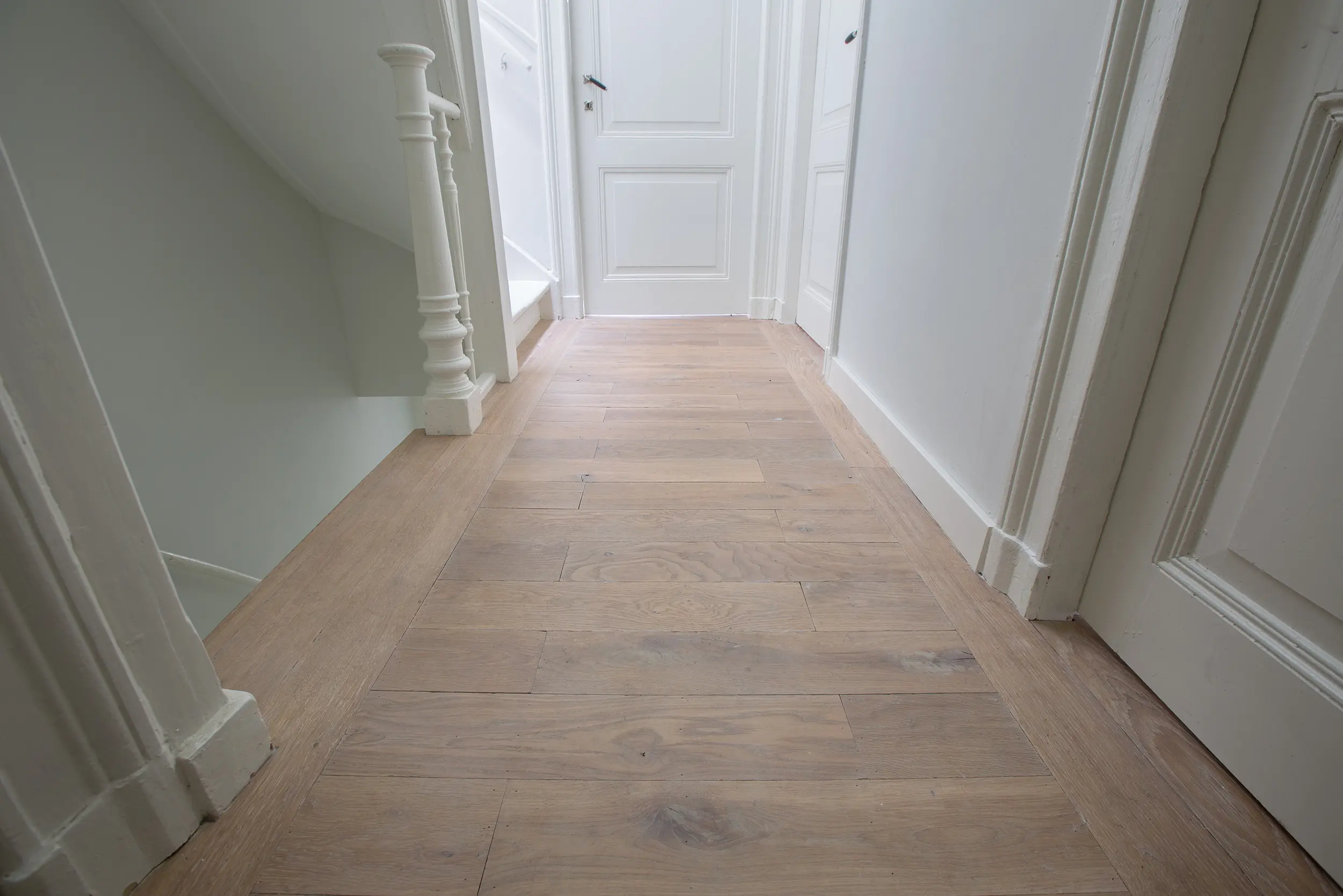 Houten vloer collectie Raftwood kleur gerookt en wit geolied op een overloop van visser parket te rijssen