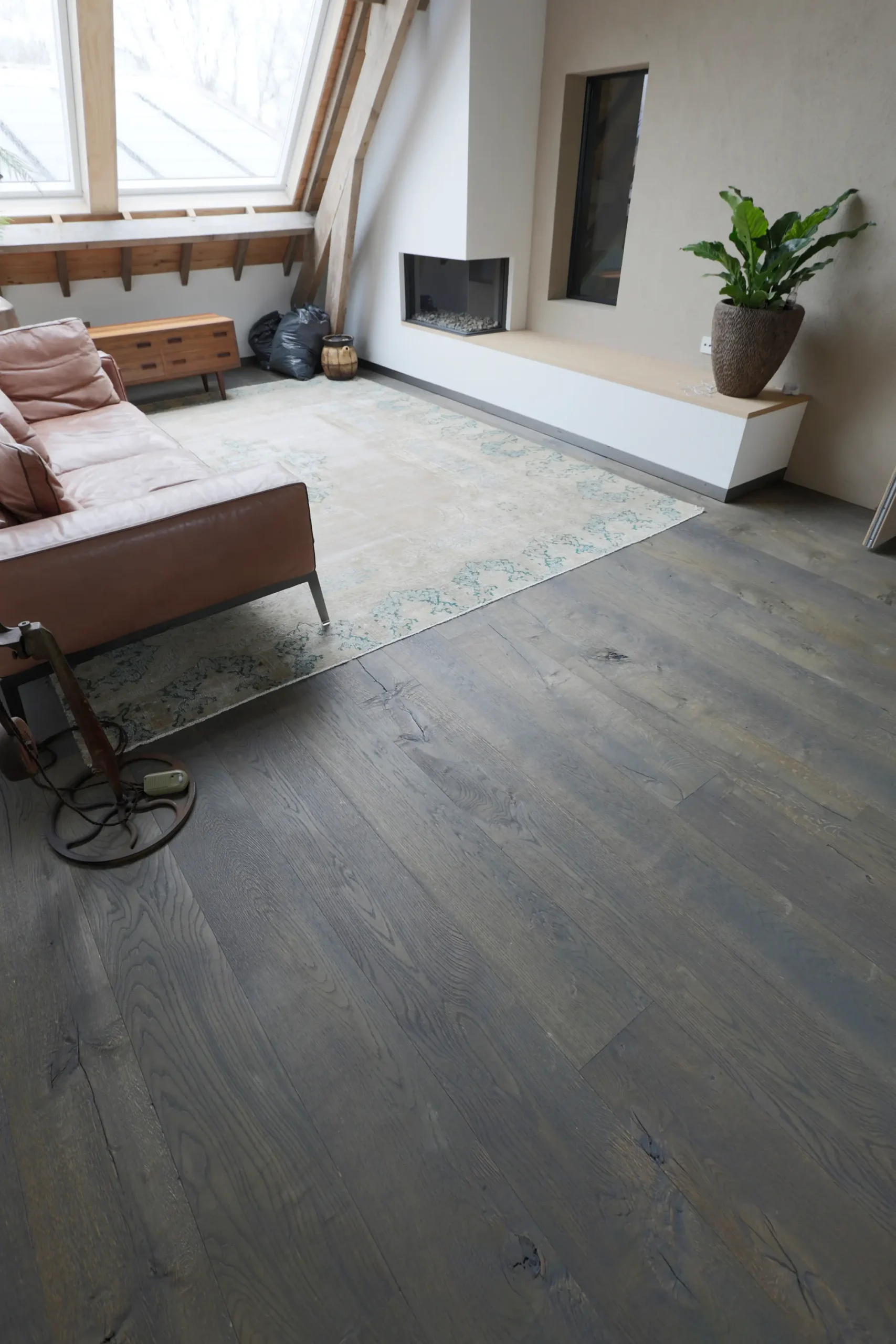 Houten vloer collectie Raftwood kleur donkerbruin in een kamer van visser parket te rijssen