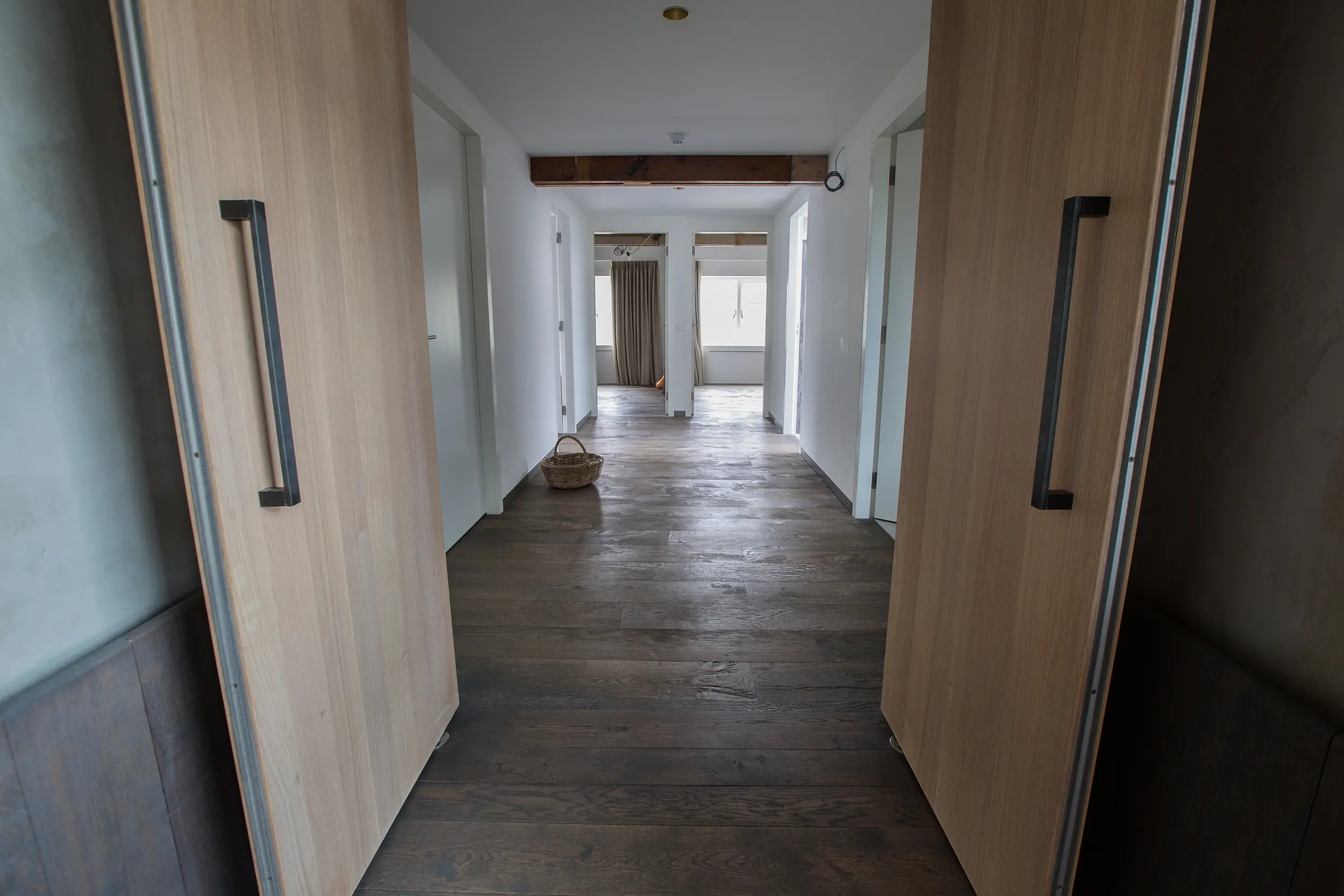 Houten vloer collectie Raftwood kleur donkerbruin visser van visser parket te rijssen