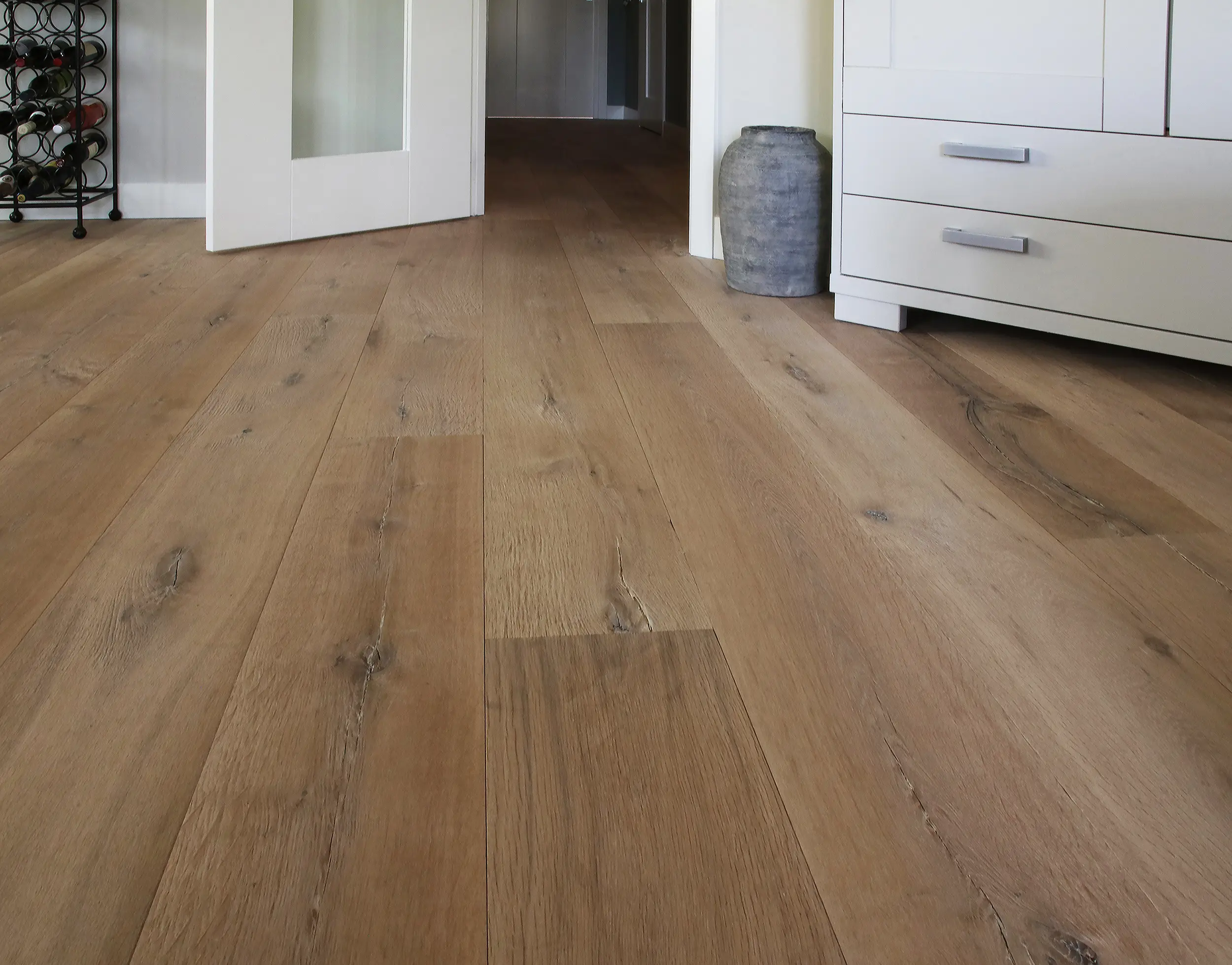 Houten vloer collectie Raftwood kleur wit geolied planken met kastje van visser parket te rijssen